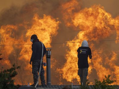 Греция охвачена огнем, что вынуждает к крупнейшей в истории эвакуации из-за огня.