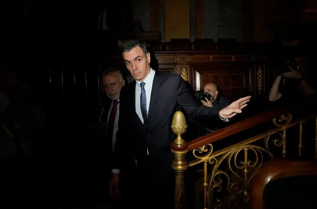 Обдумывая отставку, лидер Испании заявил, что останется Премьер-министром. Педро Санчес, прогрессивный человек с репутацией хитрого выжившего, рассматривал возможность уйти в отставку из-за обвинений в коррупции против своей жены, которые, по его словам, являются клеветой.